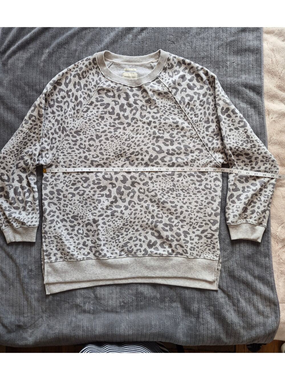 Ameican Eagle Womens Gray Leopard Print Sweatshirt Crewneck Jegging Fit Size M